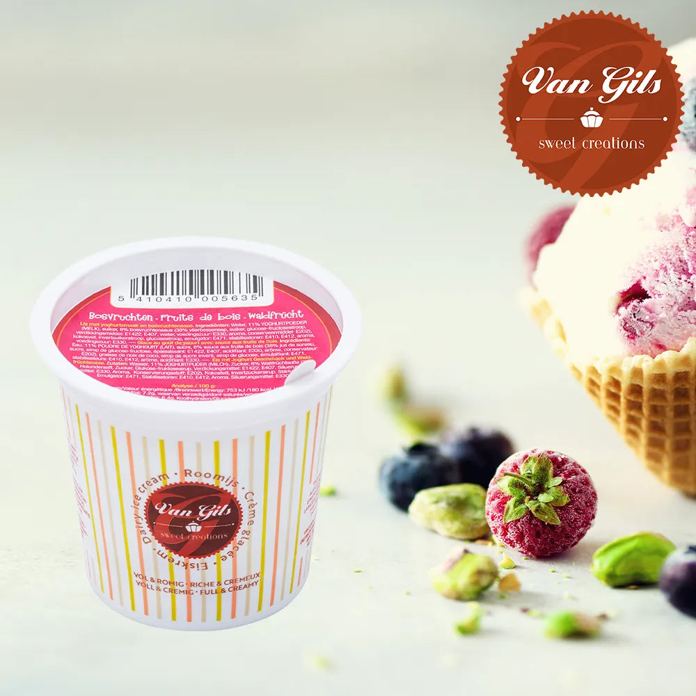 Glace au goût de yaourt avec sauce aux fruits de bois